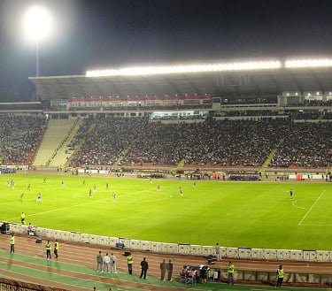 Blick ins Stadion Rajko Mitić mit Fans von Roter Stern Belgrad auf den Tribünen