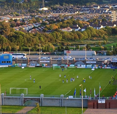 Bier in der Hand, Wurst im Brötchen, Stadionblick – Fußballreise zu den Shamrock Rovers in Dublin
