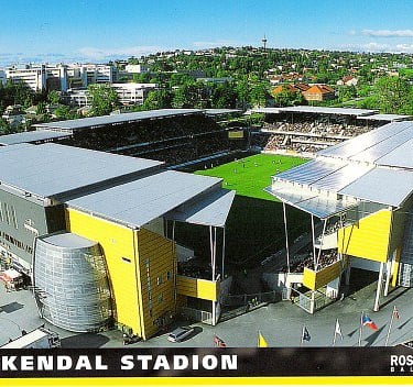 Lerkendal Stadion in Trondheim – leeres Fußballstadion mit moderner Tribünenarchitektur, Heimat von Rosenborg BK