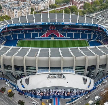 Luftaufnahme des Parc des Princes in Paris: ovales Fußballstadion