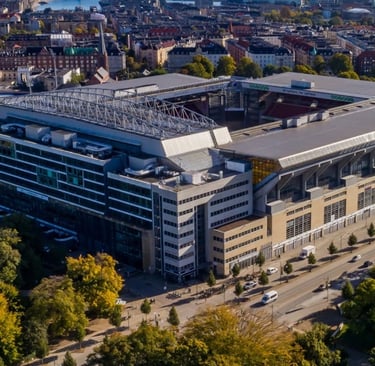 Blick auf das Parken Stadion in Kopenhagen – Heimstätte des FC Kopenhagen, bekannt für leidenschaftliche Fans und große Europ