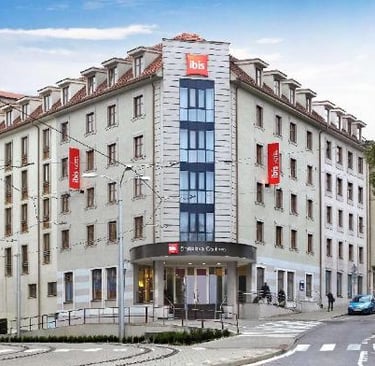 Bratislava bei Nacht – Lichter der Altstadt, Donauflair und irgendwo ein Stadionbier in Reichweite.