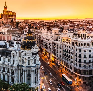Madrid mit Blick auf bekannte Sehenswürdigkeiten und belebte Straßen.