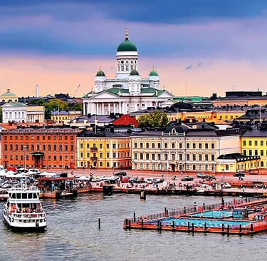 Panoramablick über die Stadt Helsinki mit historischen Gebäuden, dem Hafen und der weißen Domkirche unter hellem nordischem H