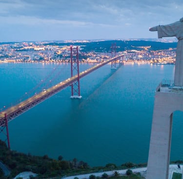 Stadtpanorama von Lissabon mit Blick auf die Ponte 25 de Abril und den Fluss Tejo