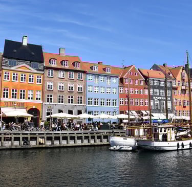 Panoramablick über die Stadt Kopenhagen mit Gebäuden und Hafen.