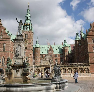 Die Kleine Meerjungfrau in Kopenhagen, berühmte Skulptur am Wasser