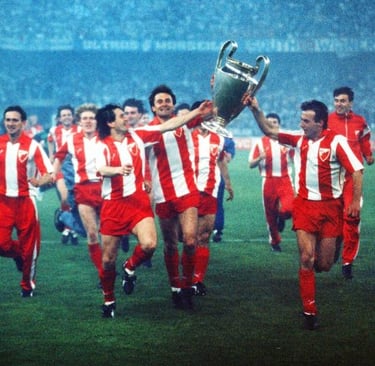 Die Mannschaft von Roter Stern Belgrad auf dem Spielfeld im Stadion Rajko Mitić vor einem Spiel.