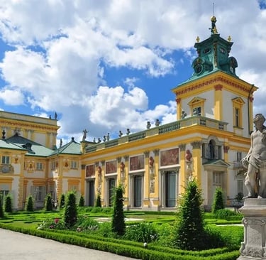 Das Königsschloss in Warschau mit seinem historischen Turm und dem Vorplatz