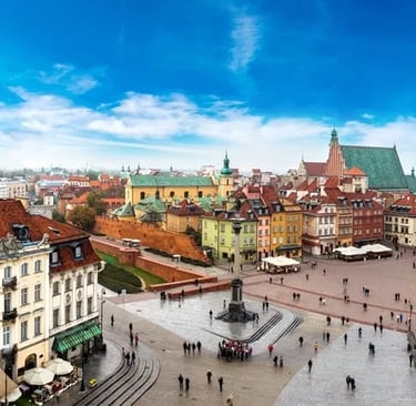 Skyline von Warschau mit modernen Wolkenkratzern und historischen Gebäuden