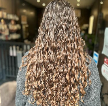 coiffure femme cheveux bouclés