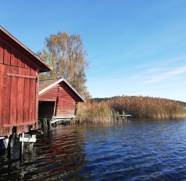 Maison rouge suédoise au bord de l'eau.
