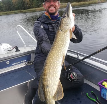 Fischer hält einen Hecht