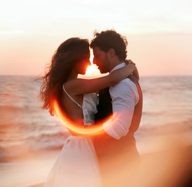 Couple qui s'enlace à la golden hour pendant une séance day after en Vendée par Romain DANIEL