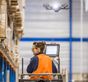 operario almacén de Ikea trabajando junto a un drone