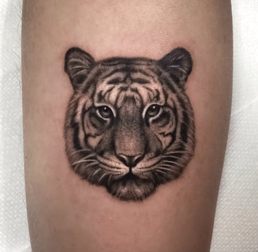 Naujai padaryta gyvuno tatuiruote ant rankos