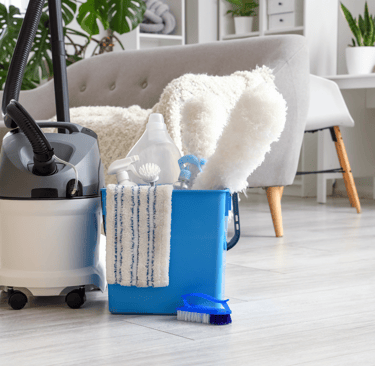 Un aspirateur avec un seau et une brosse de nettoyage.