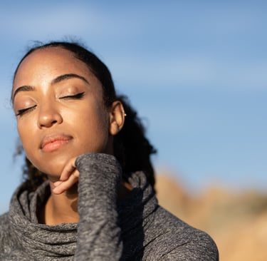 Mulher serena e tranquila, que venceu a impaciência e a irritabilidade