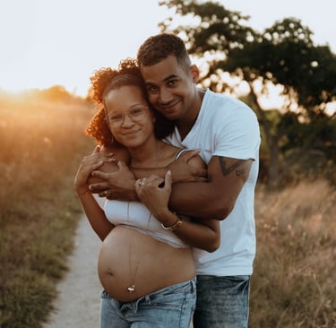 Séance photo de grossesse à Frouzins durant un coucher de soleil - Estelle Photographie