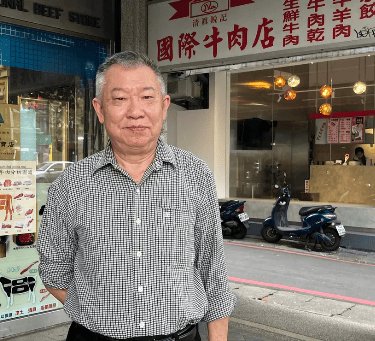 Mohammed Ma em frente a um açougue halal em Taipei, Taiwan, em 12 de janeiro. Foto: Bethany Allen-Eb