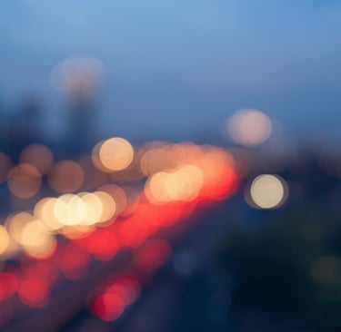 Ciudades mágicas al atardecer y anochecer