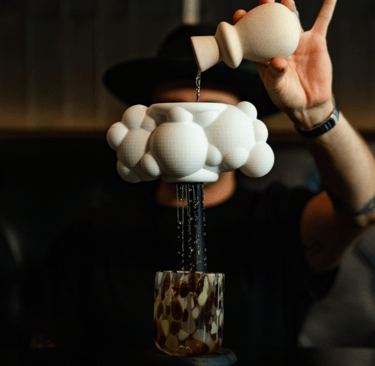 Bartender do Fable Cape Town preparando drink com Amarula no Solara Bar