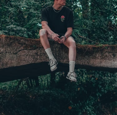 Fotografía de retrado de un hombre en el bosque