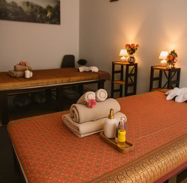 Massageraum bei Bai Pho Thai Massage in Zossen – zwei traditionelle Thaimassage-Liegen mit dekorativ