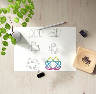 Feuille blanche posée sur un bureau avec dessiné dessus les étapes de création d'un logo