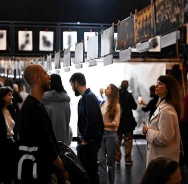 eine Gruppe von Menschen, die sich interessiert eine Ausstellung in den Räumen des LOT anschauen