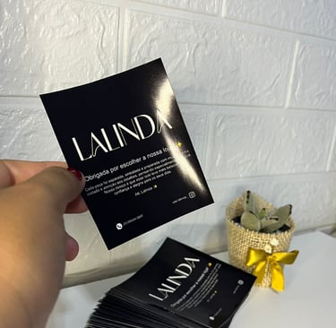 a person holding a card that says,'lavinda