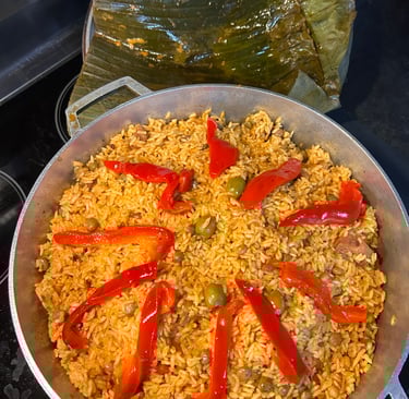 A caldero of arroz con gandules con hoja de guineo