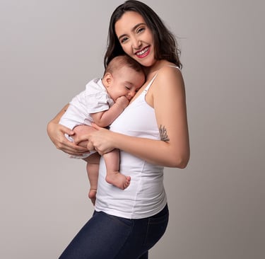mãe com seu bebe no colo vestidos de branco