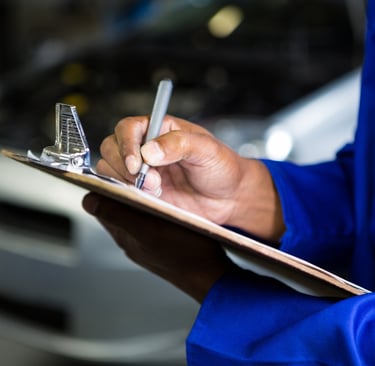 un technicien vérifie une voiture au contrôle technique 