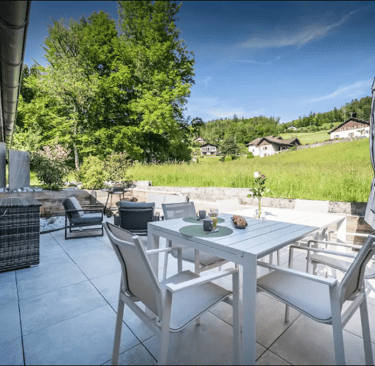 terrasse et vue du gîte bois joli