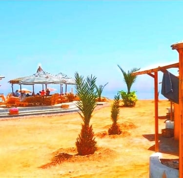 en strand med parasoller omkring en pool i Egypten 