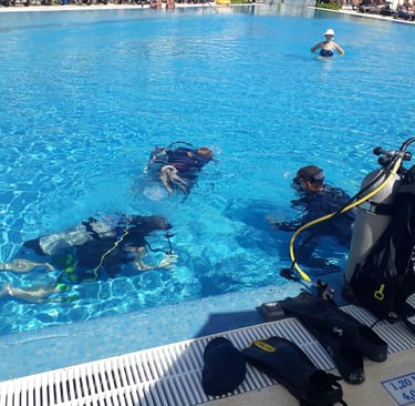 Entrenamiento en la piscina como parte de curso de buceo