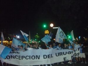 La Filial yendo al Obelisco… Luego de semejante festejo en el Cilindro