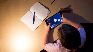 image d'une enfant jouant avec une tablette