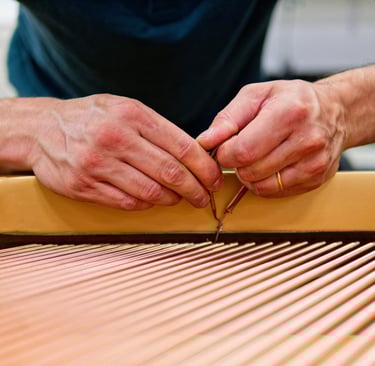 Accordeur de pianos Lyon- Réparateur de pianos Lyon- Niveau cordes