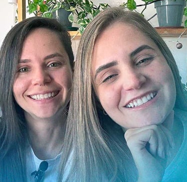 duas mulheres sorrindo