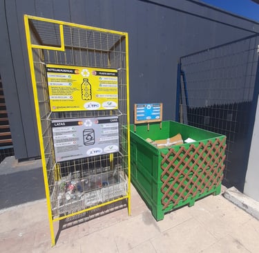 Contenedores o punto verde, de botellas plásticas, latas de aluminio y cartón para reciclaje.
