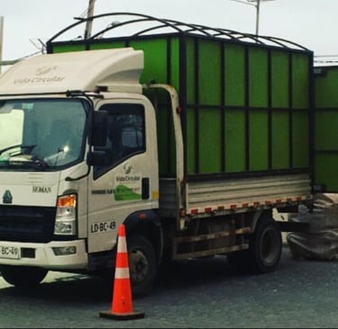Camión de Vida Circular transportando reciclaje con resolución sanitaria en La Serena y Coquimbo
