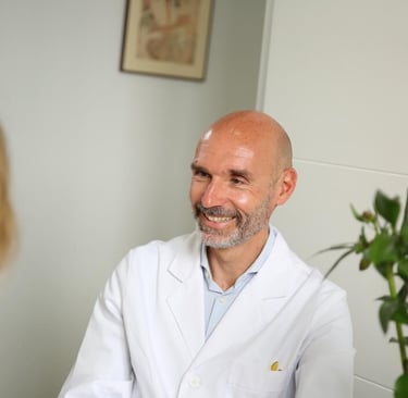 Acupuntor hablando con un paciente