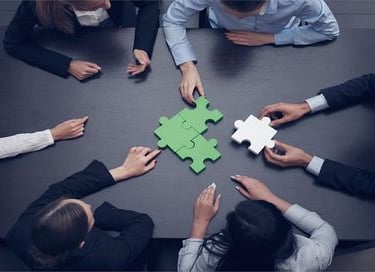 Diversidad de perspectivas durante una sesión de focus group para comprender mejor el mercado objetivo