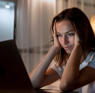 Trabajo prolongado con dispositivos digitales.