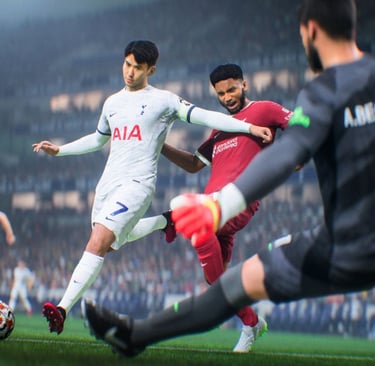 screenshot do jogo EA FC 25 onde o atacante Son, do Tottenham, disputa bola com Joe Gomez, do Liverp