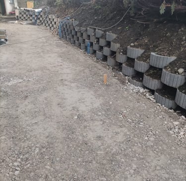 Muro di contenimento con stampi in cemento