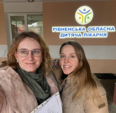 дві жінки стоять перед будівлею