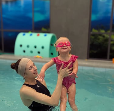  жінка в купальнику і дитина в басейні